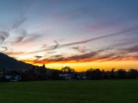 Rot leuchtender Wolkenstreifen am Abendhimmel